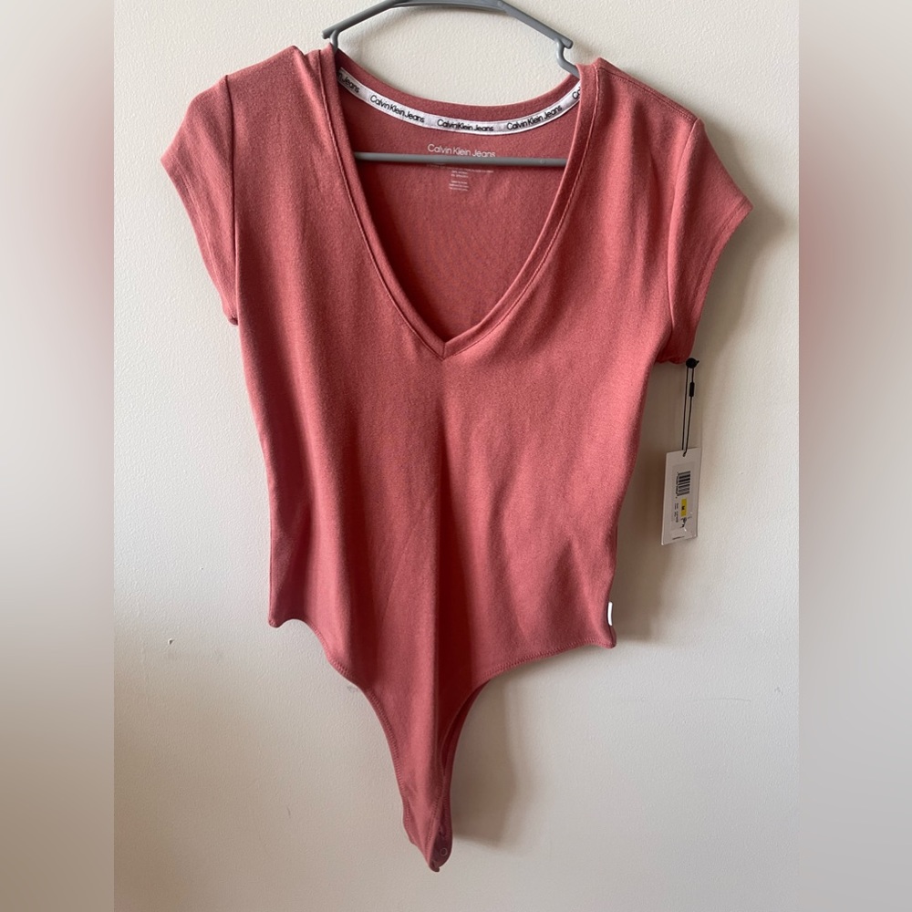 Calvin Klein coral/ pink vneck bodysuit